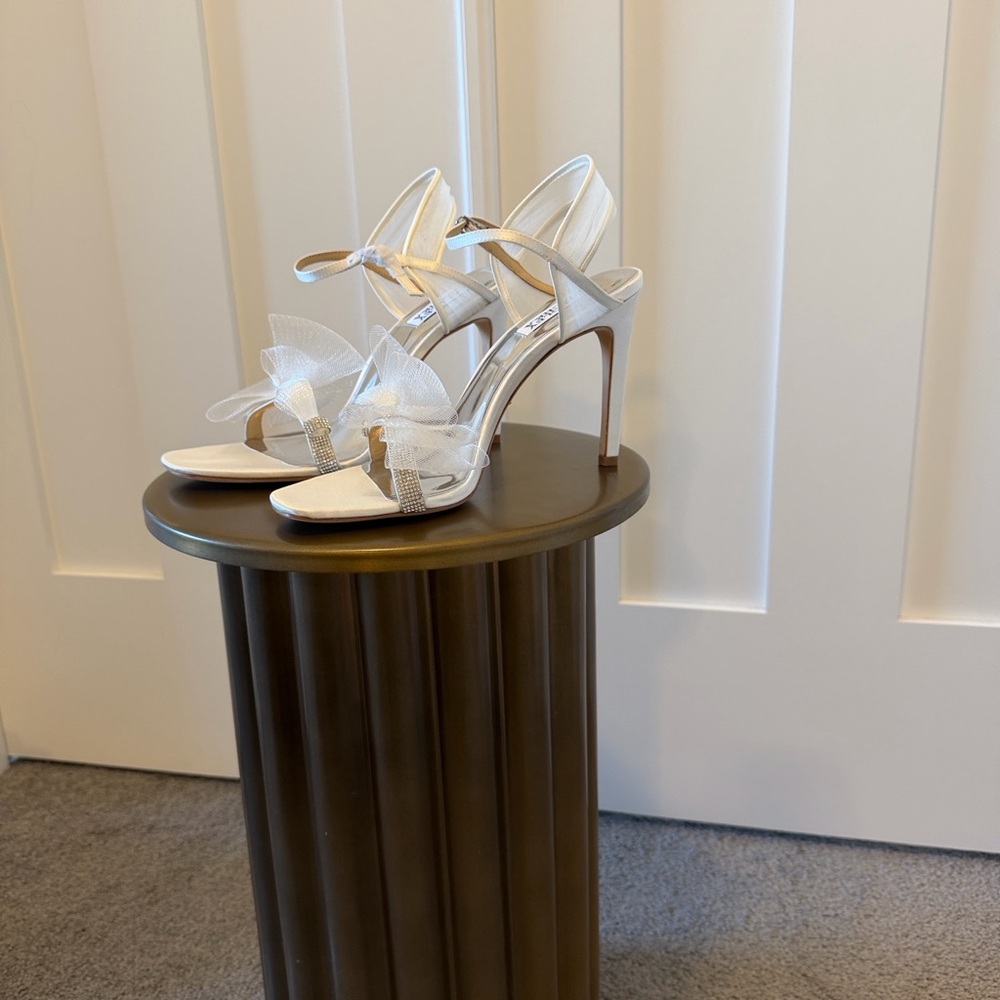 Badgley Mischka White Strappy Heels NEVER WORN SIZE 9